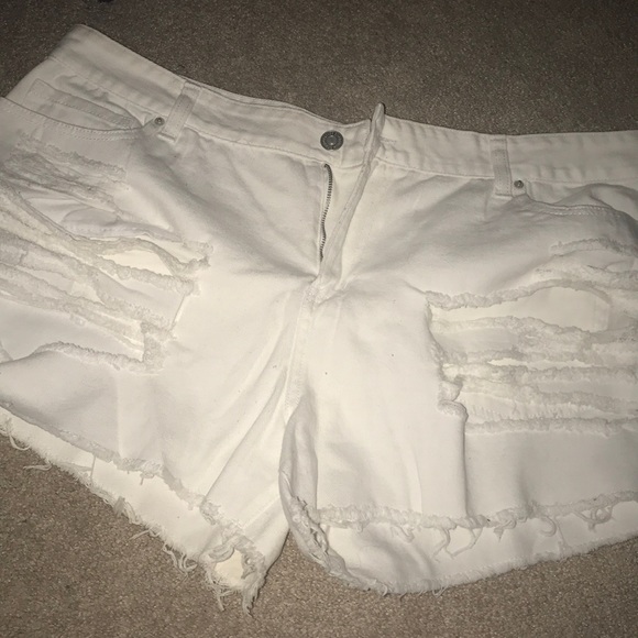 White shorts - Picture 1 of 2